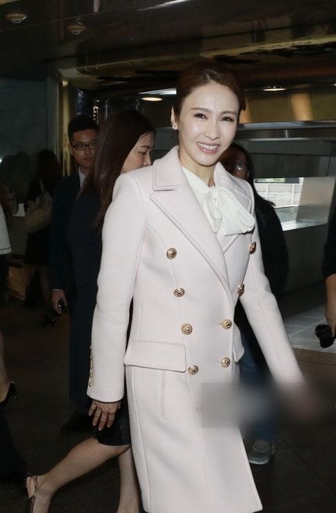 45岁黎姿真是越来越漂亮了 一身粉丝美如18岁少女