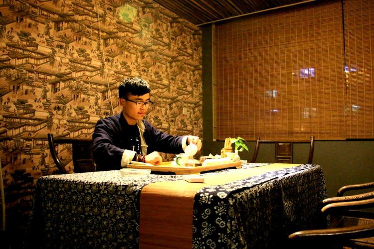 一方茶肆深幽处,半卷闲书一壶茶.