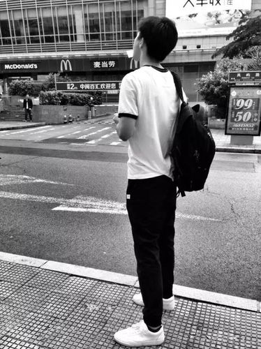 最后,附上男主帅帅哒街拍照一张,以供舔屏.