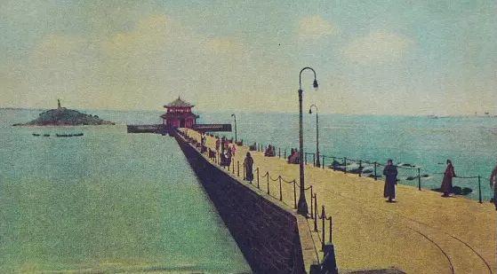 2013年11月2日,山东省青岛栈桥的桥身部分实现合龙 .