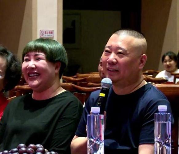 郭德纲老婆罕见登台穿露肩旗袍体格是老公两倍壮富态过头辣眼