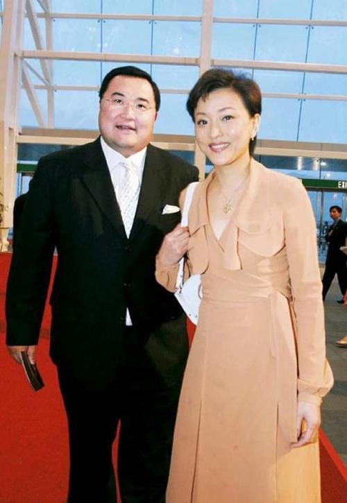 杨澜坚决和丈夫离婚,转身嫁给了体重200斤,身价100亿的吴征