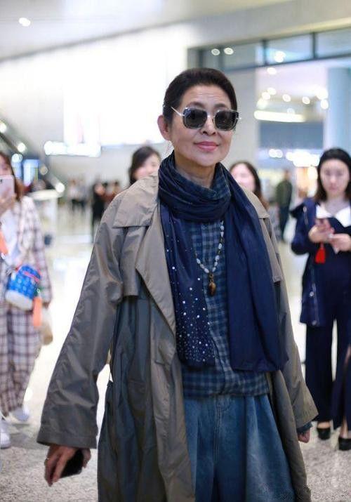 倪萍瘦身后变化真大没了61岁大妈的味道多了几分年轻活力感