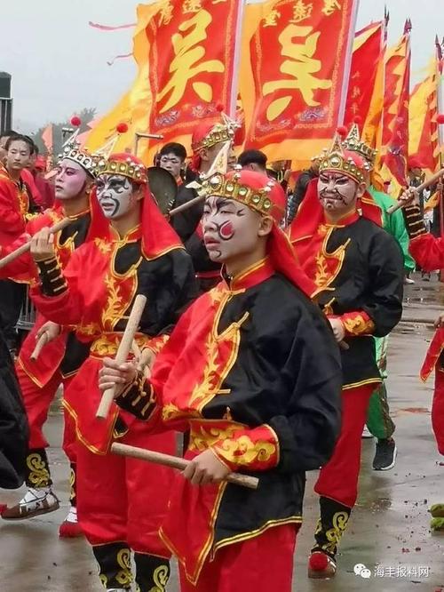 海丰陶河这个村子今天热闹非凡,虎狮,英歌,大旗.