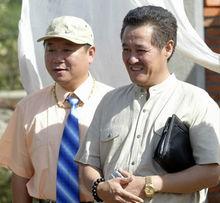 他于是又干木匠活——王大拿学木匠就是为儿子学的——到了第一家刚想