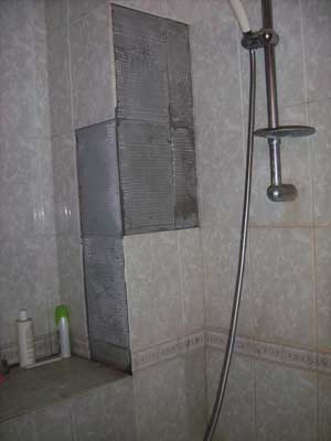 墙上瓷砖脱落,存在安全隐患.