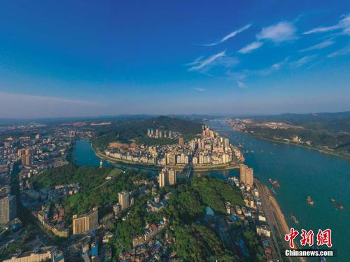 航拍两江环绕的广西梧州 碧水蓝天如美丽画卷