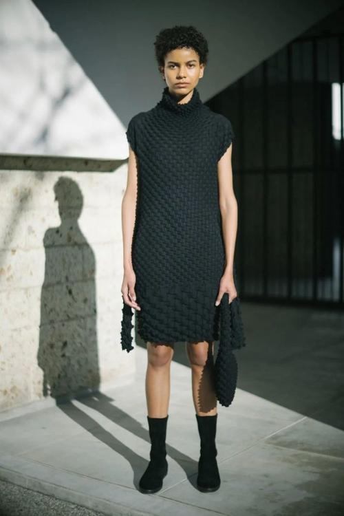 三宅一生在服装设计中 始终注入一种东方哲学和环保理念 并通过技术