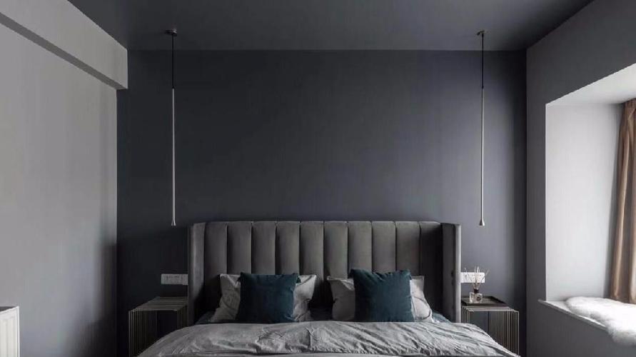 顶面和床的背景都考虑了深色乳胶漆,业主认为深色更助眠.