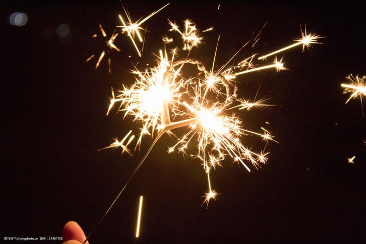 关键词:正在燃放的烟花棒摄影 爱心 烟花 烟花棒 仙女棒 唯美 文艺