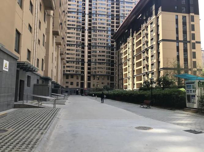 御笔华庭小区大门及地下车库入口