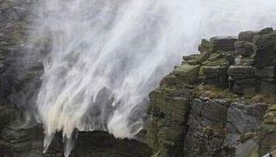 强风吹来 瀑布倒流