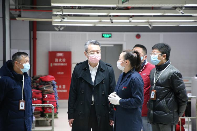 分行付捷行长赴西区支行视察抗疫情况