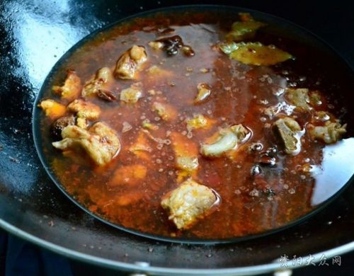 土豆烧排骨-平淡而不失简约的家常菜《里面有不烧糊锅