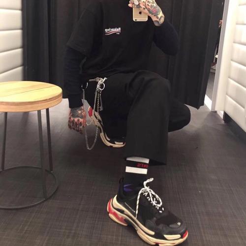 权志龙晒巴黎世家老爹鞋,真是有一种丑叫看多了就想掏