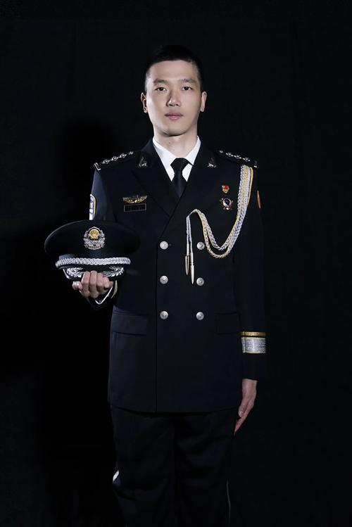 如今,在中国人民警察节来临之际,我穿上了警礼服,让我愈发坚定了从警