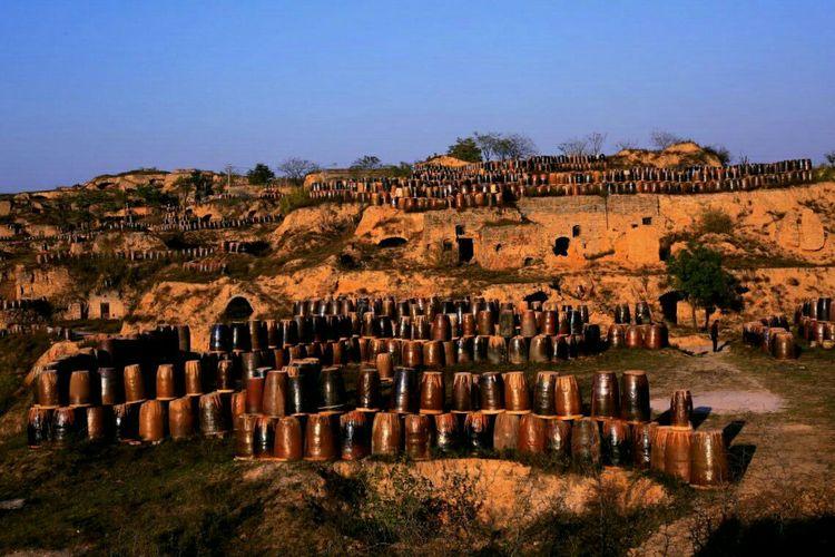 许多窑口整齐的码着一排排的陶瓷瓮,安静的诉说着曾经炉火兴旺的繁华!