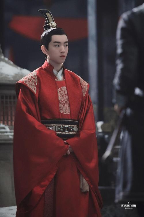 王俊凯古装造型惊艳众人 穿越千年只为你折腰