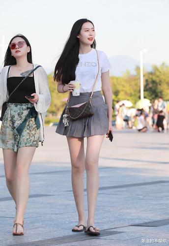 当镜头切换到小姐姐的下半身的时候,可见她是穿了一条百褶裙.