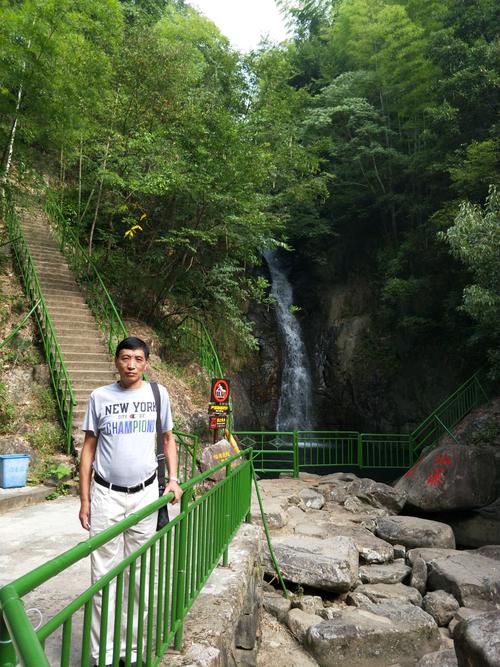 于今年夏季的七月终于成行,一行19人相聚于浙江临安白水涧风景区农家