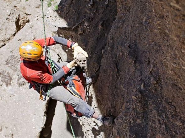 喜马拉雅山洞穴发现1500年前人类遗骸图
