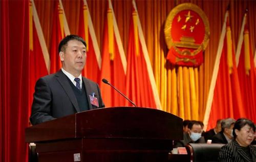 区委副书记,区长李忠宏代表榆阳区人民政府向大会作政府工作报告.