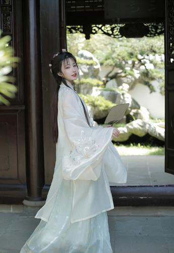 干净的白色系汉服,清新飘逸仙气十足,简约中带着华丽