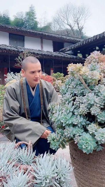 中国和尚释明心,因歌遁入空门,因太帅走红网络