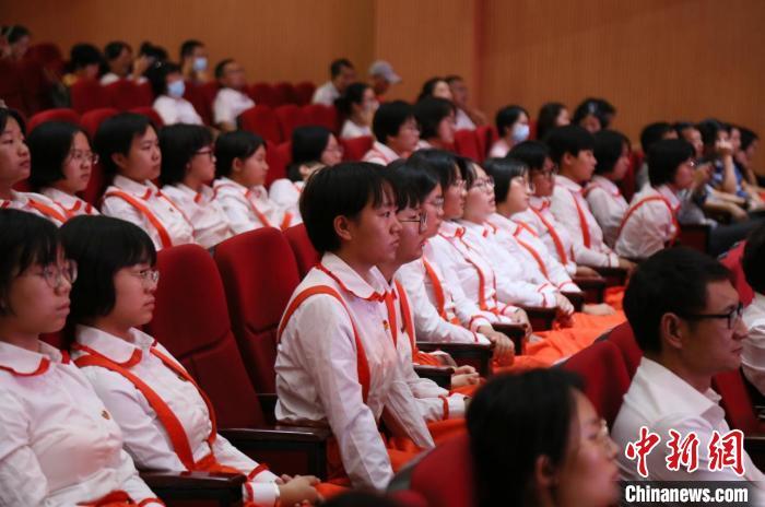 图为丽江市华坪女子高级中学学生在报告会现场聆听. 刀志楠 摄