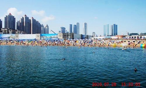 大连主要海滨浴场未受漏油事件影响 游人如织