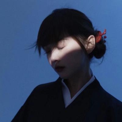 蓝色系意境女生头像 高清很美很有意境的女生头像蓝色