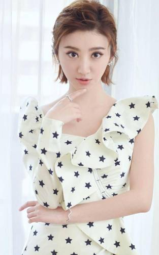 景甜剪回短发晒自拍,32岁还是桃花脸,穿牛仔衣也像公主