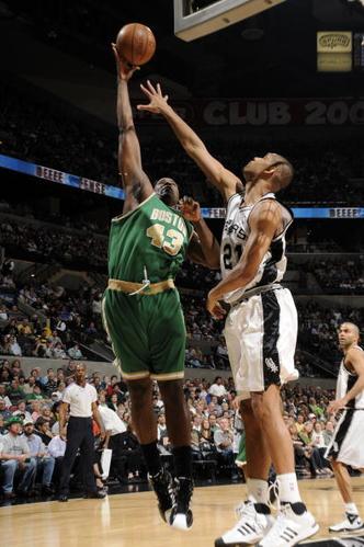 图文-[nba常规赛]凯尔特人vs马刺 帕金斯单手抛投