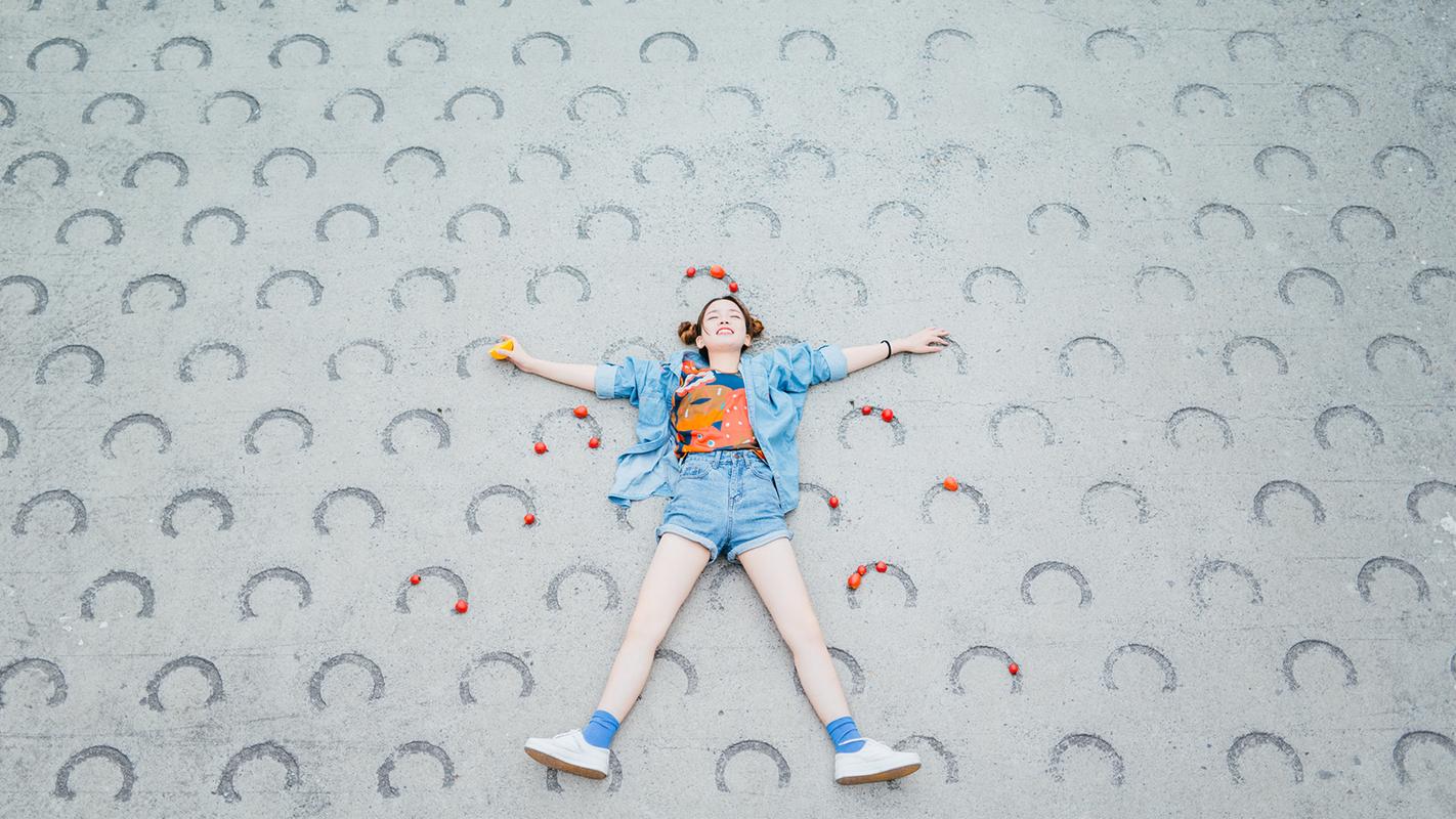 元气十足的少女街头写真图片桌面壁纸