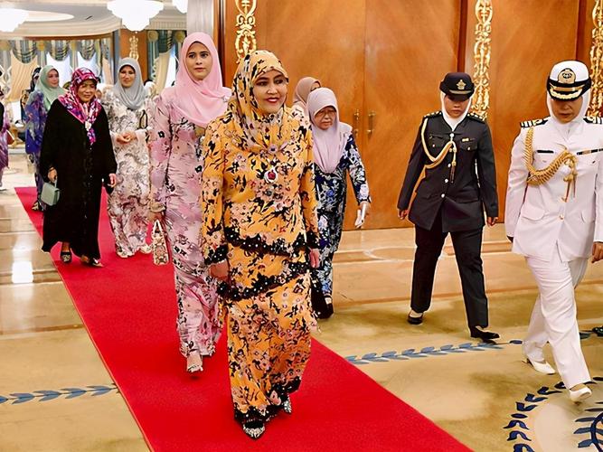 文莱王后的一身金色传统服饰,彰显着自己的贵气.