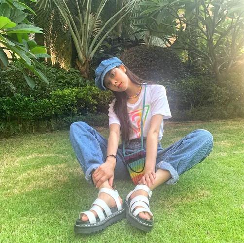 你喜欢夏天爱穿凉鞋配棉袜的女孩吗