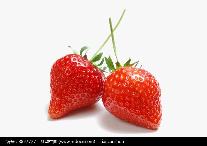 两颗半大草莓