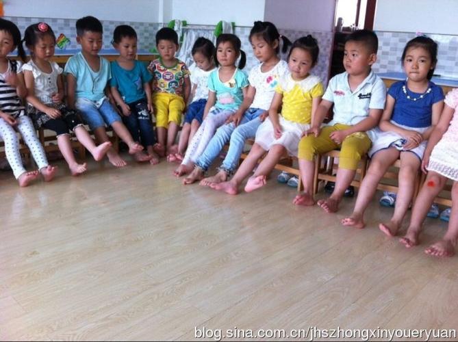 中二班健康活动《能干的小脚丫》_九华新区中心幼儿园