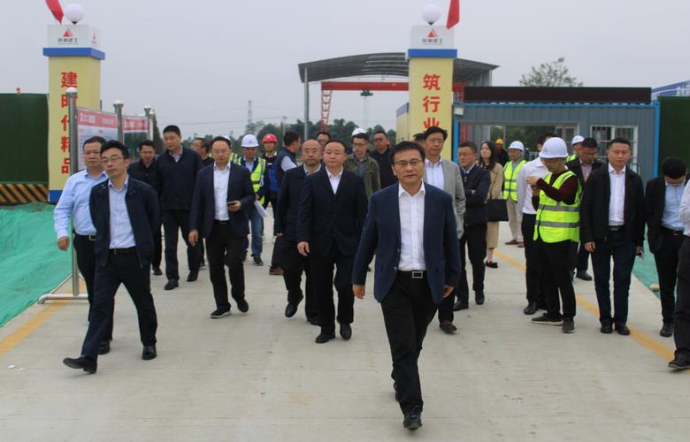 成都市副市长刘玉泉(前一)