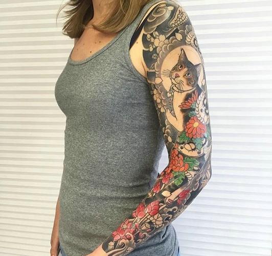 花臂日式花猫纹身图案很抢眼