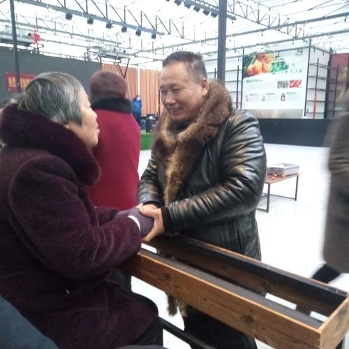 王其龙同学上前同俞老师交谈.