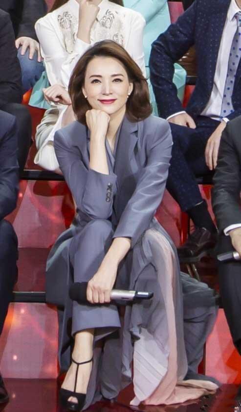 46岁董卿真敢穿西装裙里面套长裤不仅不丑意外美出新高度