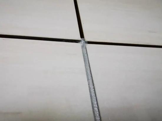 瓷缝剂比美缝剂的防水防霉效果更好些,也很好清洁.