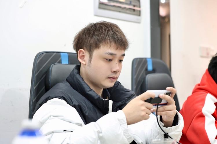 从bp结果来看他完全被k甲战队xyg的主教练"葡萄糖"glucose碾压了