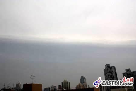 上海天空突现"阴阳云"奇观 与地震无关(图)