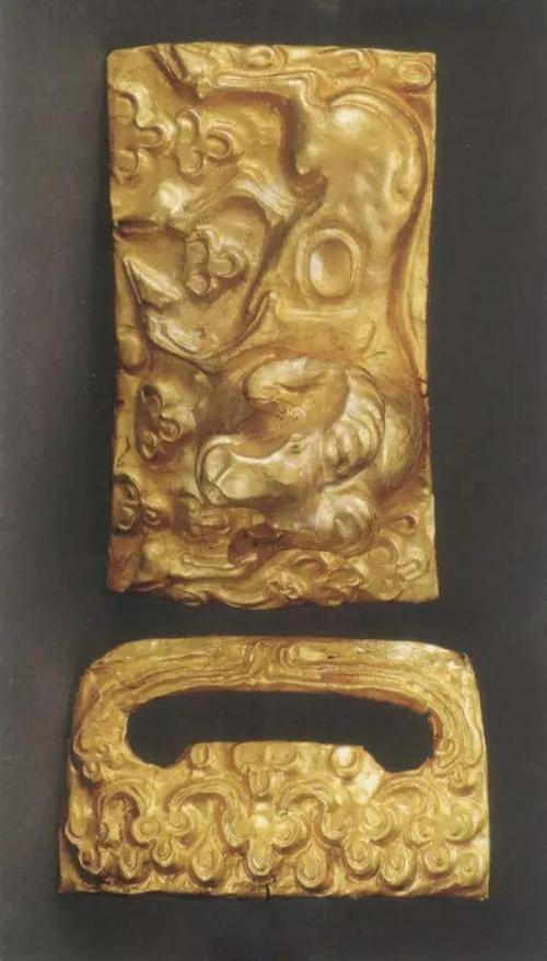 盘角羊纹金带饰