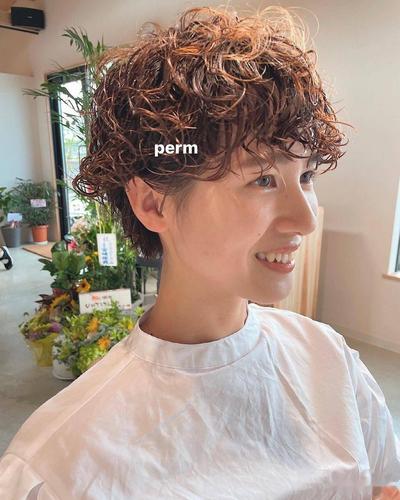 纹理烫的短发可以使原本自然黑的头发,也呈现出很好的立体效果,不再