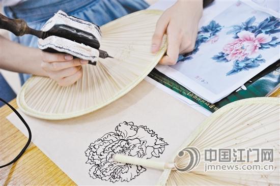 火烙画讲究巧力,一把葵扇的成败就看这一道工序.