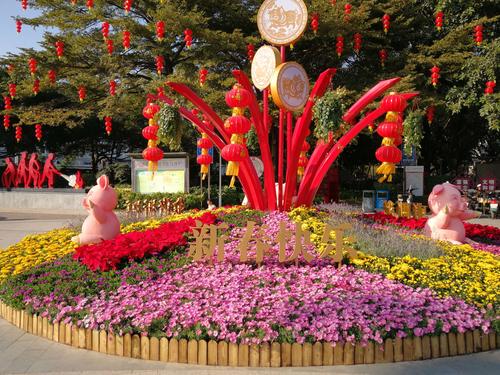 新春是繁复而喜庆,寓意美好与新生,繁荣昌盛与欣欣向荣.