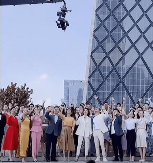 90后央视主持人高菡,穿绿色外套清纯又知性,一头齐耳发酷似董卿